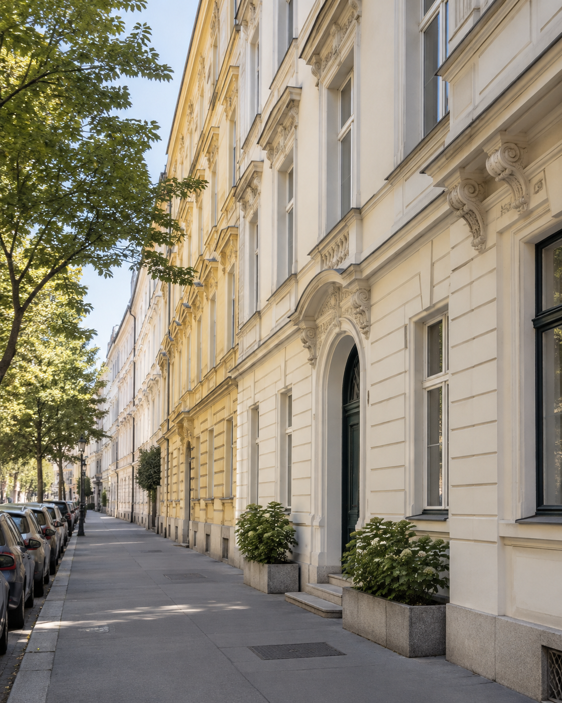 Historische Wohnhäuser an einer österreichischen Altstadtstraße