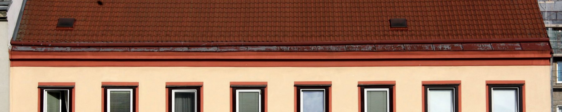 Österreichische Wohnhausfassade mit regelmäßig angeordneten Fenstern