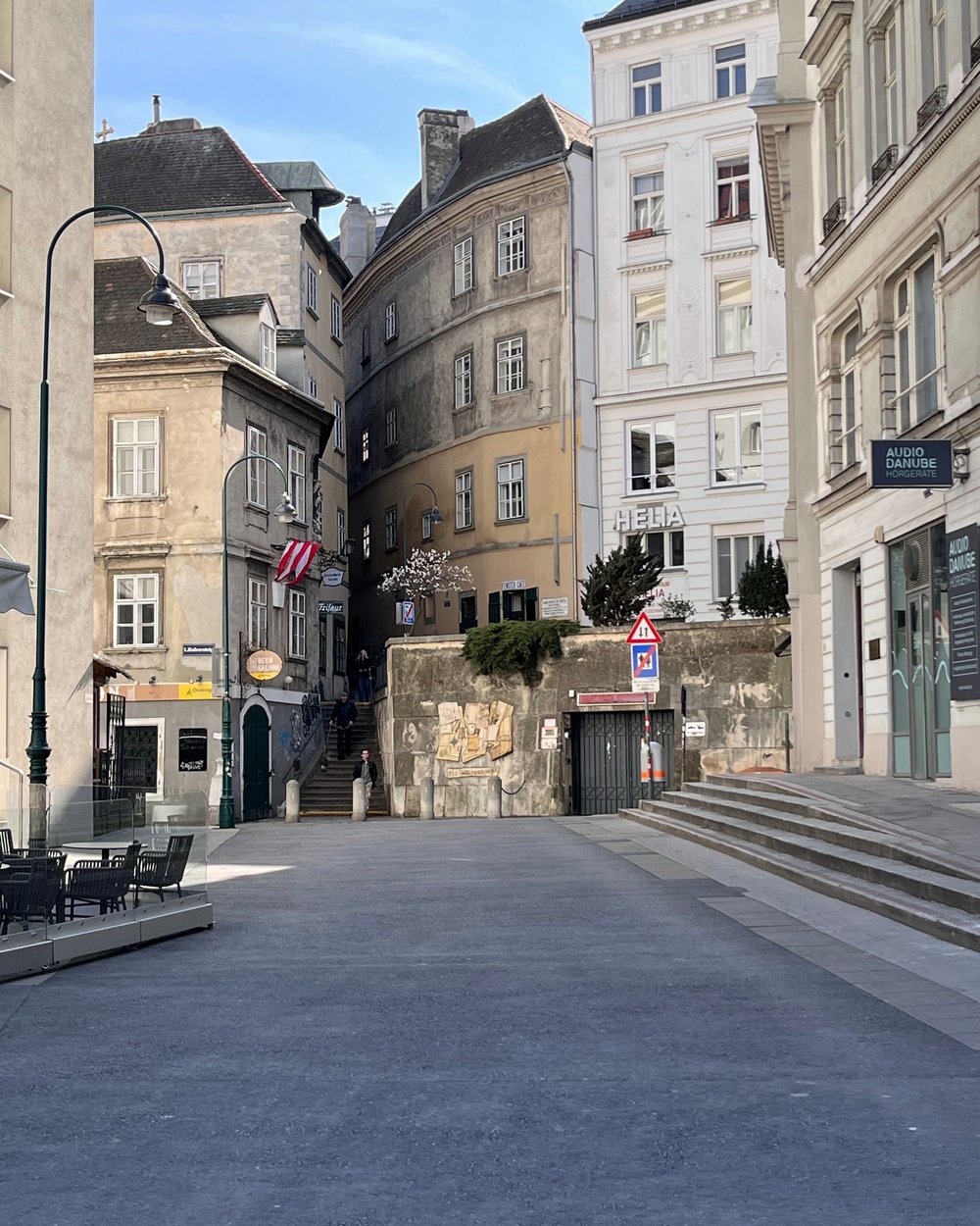 Historischer Straßenzug mit Wohngebäuden in Wien
